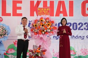 Phó Chủ tịch UBND tỉnh Nguyễn Thị Hoàng dự lễ khai giảng năm học mới tại Trường THPT chuyên Lương Thế Vinh