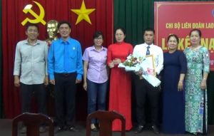 Kết nạp đảng trong công nhân lao động