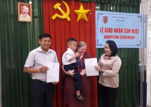 Bà Storz Laci Dawn được nhận em Nguyễn Khiết Tâm, 7 tuổi làm con nuôi