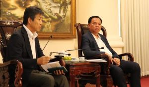 省人民委員会委員長代理のヴォー・タン・ドゥク氏は、イオンモール・ベトナムのリーダーらと協力した