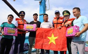 Thăm tặng 12 phần quà và tuyên truyền ngư dân tại huyện đảo Phú Quý