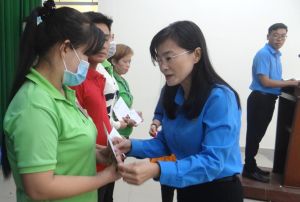 Tặng 70 phần quà cho đoàn viên, người lao động khó khăn tại huyện Nhơn Trạch