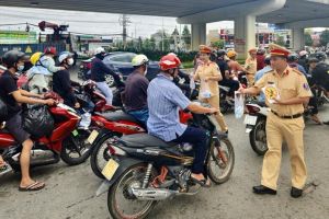 Phát nước suối cho người dân về quê nghỉ lễ 2-9