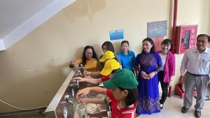 Trao tặng công trình máy lọc nước cho trường học