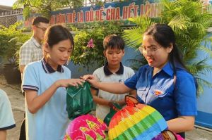 2,5 ngàn thiếu nhi có hoàn cảnh khó khăn được tặng quà dịp Tết trung thu