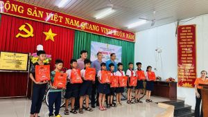 Cụm thi đua số 2 tặng 30 xe đạp cho học sinh có hoàn cảnh khó khăn