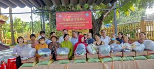 Trao tặng 180 phần quà cho hộ nghèo, khó khăn, công nhân lao động
