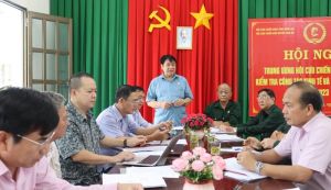 Thiếu tướng Trần Đình Hướng làm việc tại Hội Cựu chiến binh H.Cẩm Mỹ