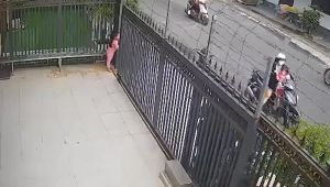 Bé gái 4 tuổi bị cửa tự động kẹp ngang người