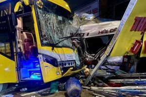 Tai nạn giao thông nghiêm trọng giữa 2 xe khách trên quốc lộ 20