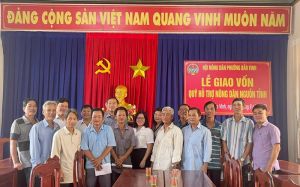 Bàn giao vốn hỗ trợ nông dân phát triển sản xuất