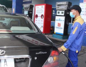 Giá xăng RON 95 giữ nguyên sau 6 lần tăng giá liên tiếp