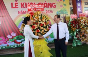 Phó Bí thư Tỉnh ủy dự lễ khai giảng tại Trường TH Tam An