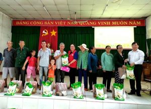 Trao 70 phần quà cho người khuyết tật, người già neo đơn