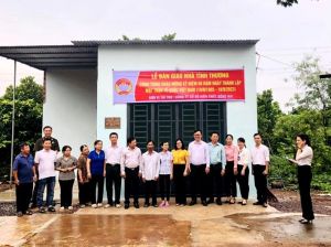 Bàn giao nhà tình thương cho hộ nghèo người dân tộc thiểu số