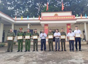 Bàu Cạn khen thưởng đột xuất cho các cá nhân xuất sắc trong công tác tấn công, trấn áp tội phạm