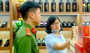 Nhiều hộp bánh trung thu nhập khẩu chưa dán nhãn phụ tiếng Việt