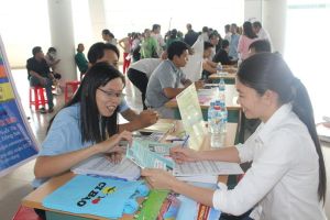 Người lao động chật vật tìm việc cuối năm