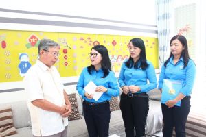 Thăm, tặng quà mẹ Việt Nam anh hùng và Anh hùng lực lượng vũ trang nhân dân