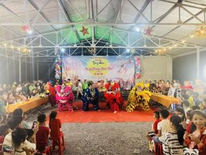 Tặng quà và học bổng cho các em thiếu nhi nhân dịp tết Trung thu