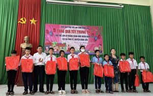 600 trẻ em có hoàn cảnh khó khăn được nhận quà trung thu