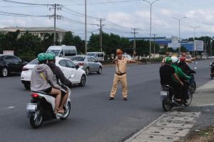 Trạm Cảnh sát giao thông Ngã ba Thái Lan kiểm tra nồng độ cồn trên suốt kỳ nghỉ lễ 2-9