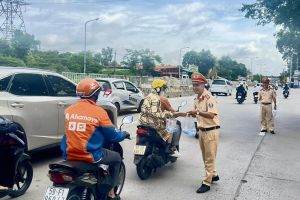 Phát nước suối, tuyên truyền phòng chống nồng độ cồn cho người tham gia giao thông trong kỳ nghỉ lễ