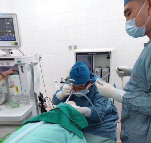 Kịp thời nội soi lấy vỉ thuốc sắc nhọn trong thực quản bé trai