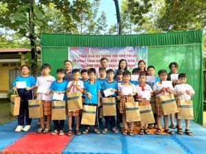 Tặng quà Trung thu cho học sinh khó khăn