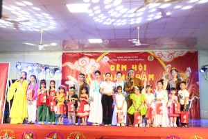 Đêm hội Trăng rằm cùng con công nhân lao động