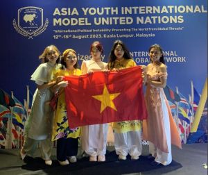 Nữ sinh vào vai đại biểu tham gia hội nghị của Liên hợp quốc