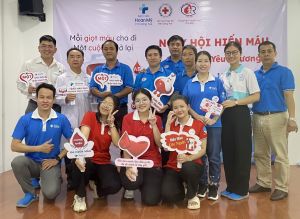 Đông đảo y, bác sĩ, người dân tham gia hiến máu
