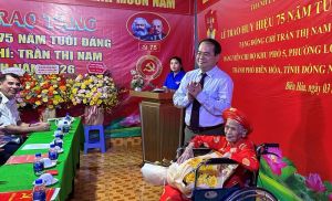 Trao Huy hiệu 75 năm tuổi Đảng cho đảng viên Trần Thị Nam