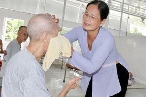 Cưu mang người dưng như người thân