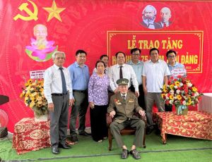 Trao Huy hiệu 75 năm tuổi Đảng cho đảng viên Hoàng Giang