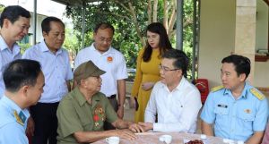 Thăm, tặng quà gia đình chính sách nhân kỷ niệm ngày truyền thống các ban Đảng