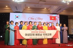 Đoàn Hiệp hội phụ nữ tỉnh Gyeongnam tìm hiểu về các chính sách hỗ trợ phụ nữ