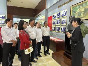 Tổ chức các hoạt động về nguồn thăm lại chiến trường xưa và các căn cứ kháng chiến