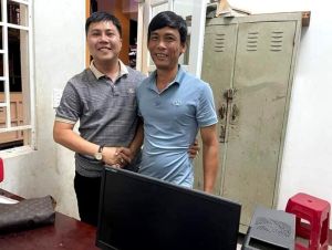 Khen thưởng đột xuất cho đội viên dân phòng nhặt được của rơi, trả người đánh mất