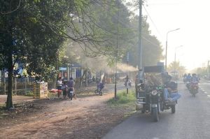 Phun hoá chất dập dịch sốt xuất huyết tại xã An Viễn, huyện Trảng Bom