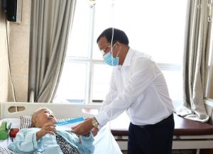 Hỗ trợ 300 suất ăn, tặng quà cho bệnh nhân nghèo