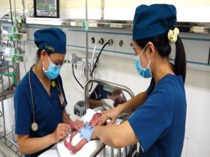Gần 3 tháng cứu chữa cho bé trai sinh cực non, chỉ nặng vỏn vẹn 900g