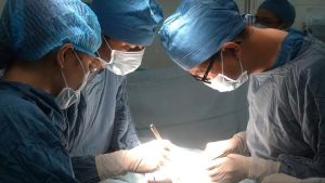 Bé sơ sinh bị tắc ruột được phẫu thuật kịp thời