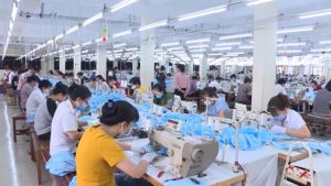 Công nhân nữ được khám chuyên khoa phụ sản trong khám sức khỏe định kỳ