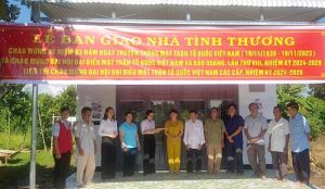 Bàn giao nhà tình thương cho người khó khăn