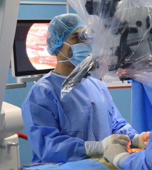 Phẫu thuật thoát vị đĩa đệm dưới kính hiển vi hiện đại cho 1 giáo viên người Mỹ