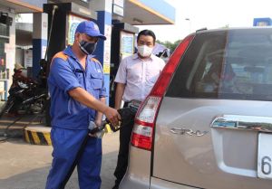 Giá xăng RON 95 giảm gần 1.000 đồng/lít