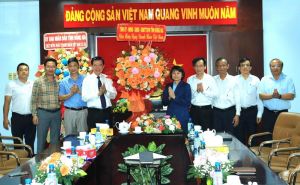 Bí thư tỉnh ủy thăm, chúc mừng các doanh nghiệp nhân kỷ niệm ngày Doanh nhân Việt Nam