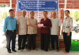 Tặng quà cho cơ sở bảo trợ xã hội Hòa Hảo và chùa Pháp Độ