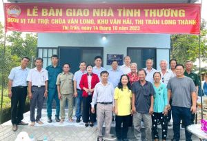 Bàn giao nhà tình thương cho hộ khó khăn